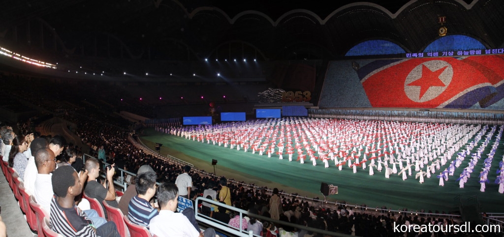 大迫力のマスゲームで建国記念日を祝う朝鮮建国70周年3泊4日ツアー（9月7日～10日）