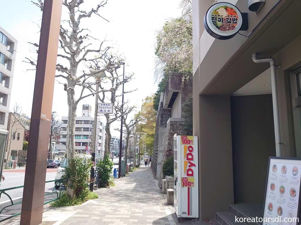 ジンミーキンパから早稲田駅方面（右奥が穴八幡宮）