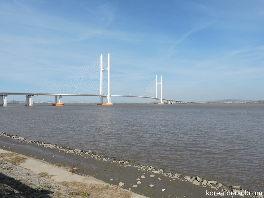 地元丹東では正式開通に期待が高まる新鴨緑江大橋