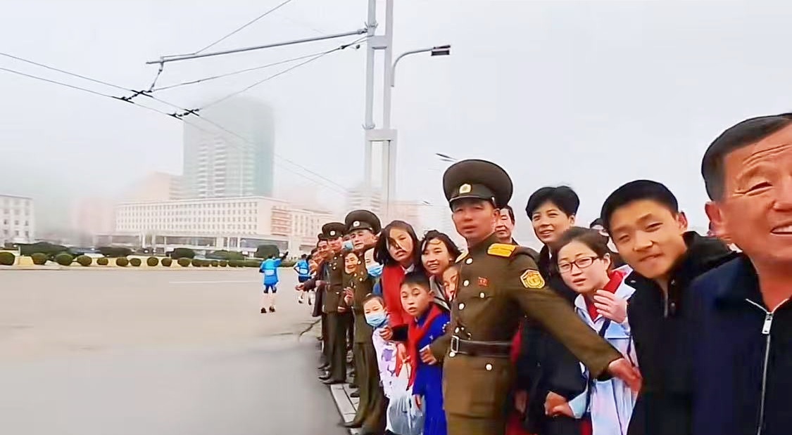 沿道で声援を送る平壌市民とハイタッチできるかも？（写真5点・朝鮮体育省提供）