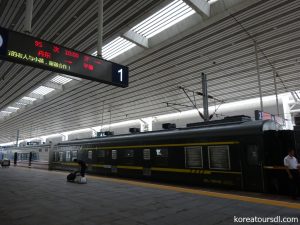 中国・丹東駅で出発を待つ国際列車