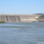 水豊ダム（あちらは北朝鮮で白い建物は水力発電所か）